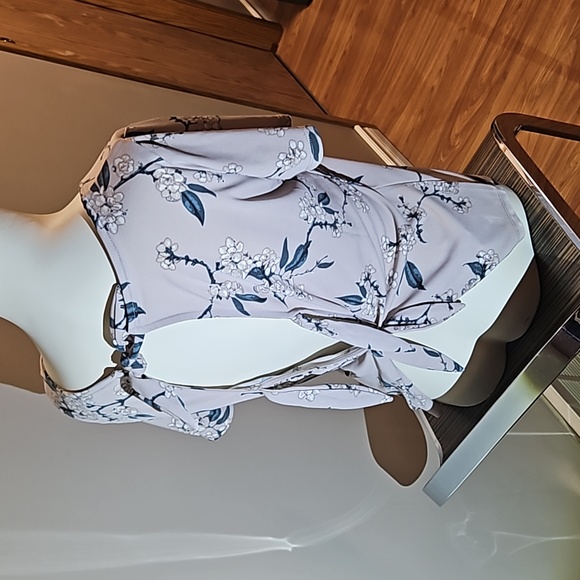 ★ 3 for $10 ★ Floral Top - Picture 2 of 2